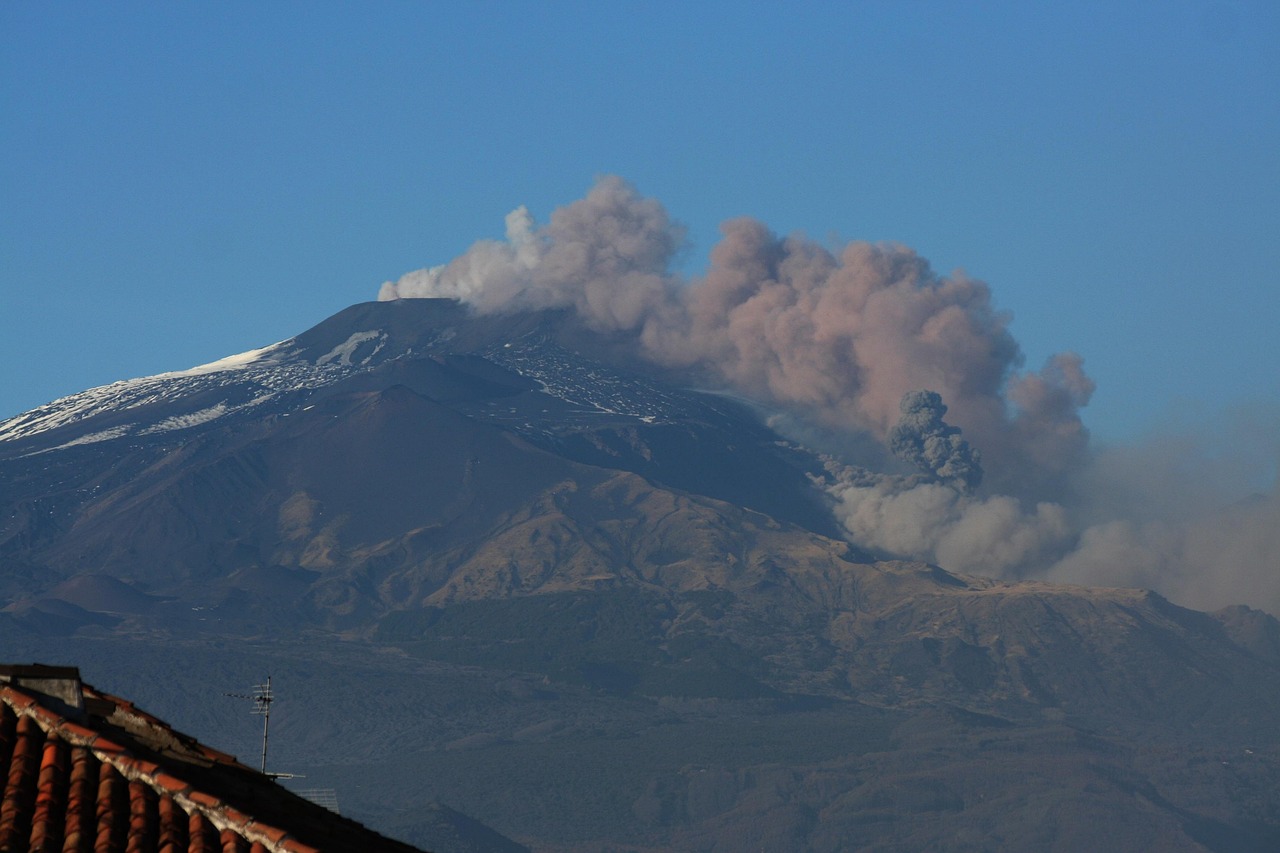 O vulcão Etna é um dos mais ativos do mundo. Somente este ano já teve 15 erupções.
