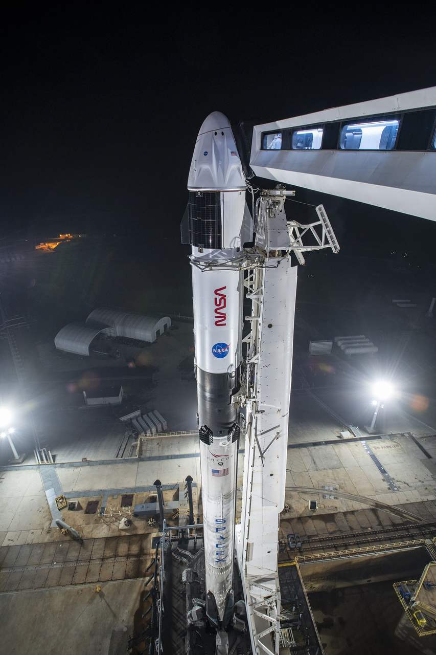 Os dois primeiros veículos de lançamento da empresa foram os foguetes Falcon 1 (primeiro a colocar um satélite na órbita da Terra), Falcon 9 (foto acima) e a nave espacial, Dragon (todos nomes inspirados em filmes de fantasia amados por Musk).