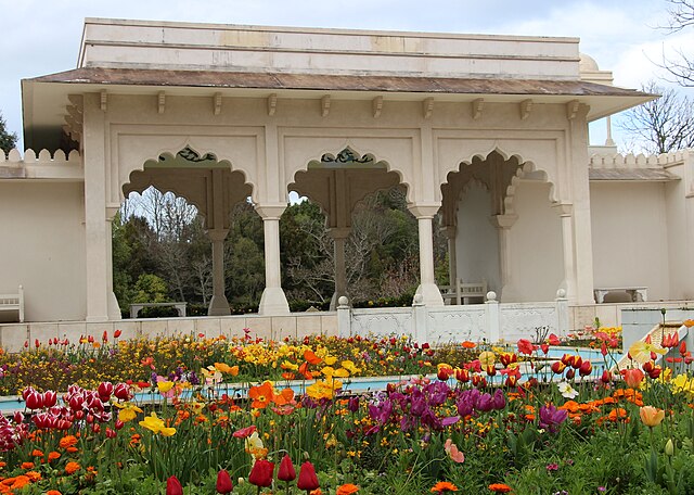 Hamilton Gardens (1960s)
Embora seja um complexo de jardins e não um edifício tradicional, é uma das atrações mais visitadas da Nova Zelândia. Seus jardins temáticos representam diferentes estilos históricos de paisagismo ao redor do mundo.
