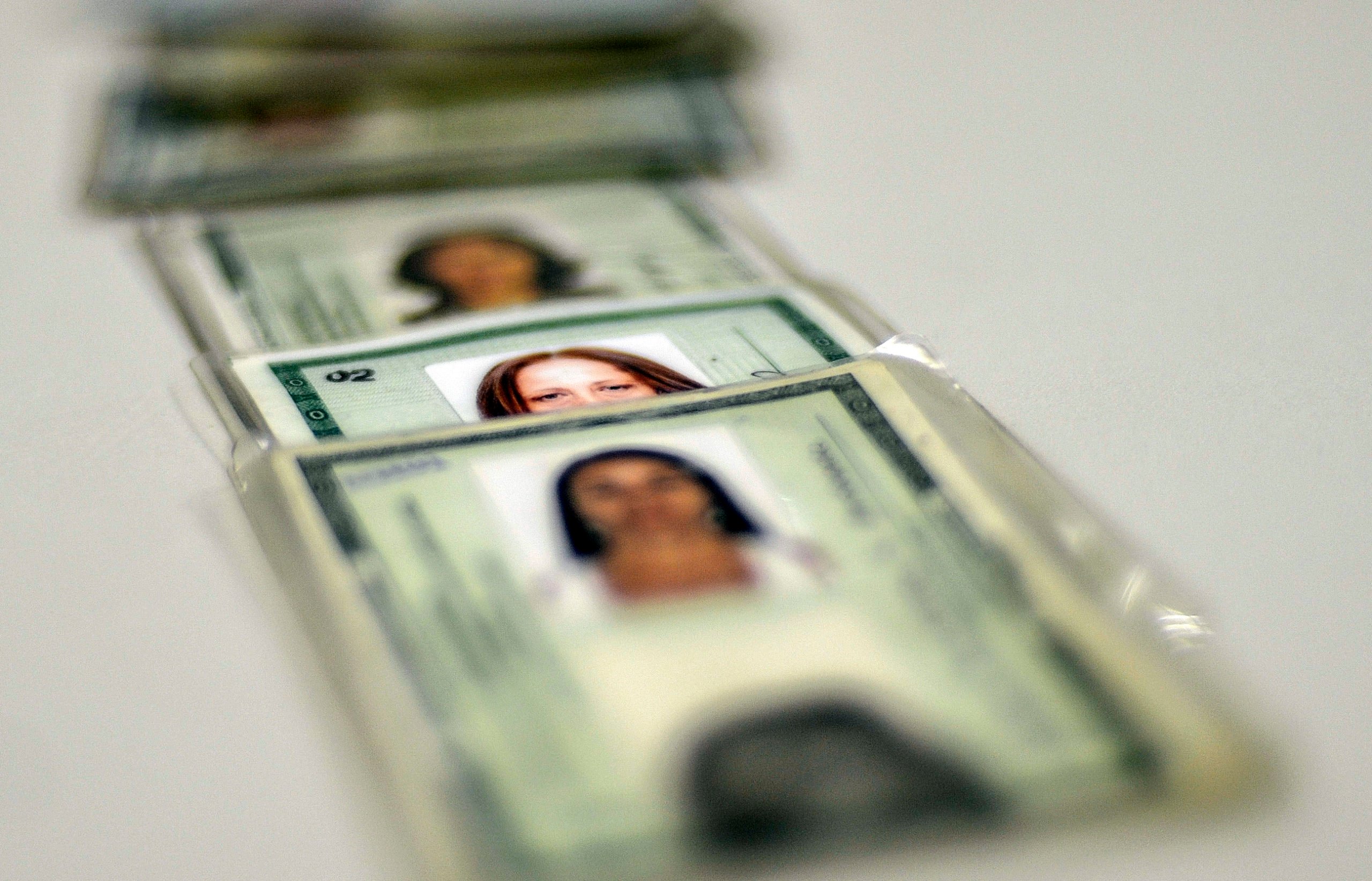 Antes da lei editada em 2022 a partir de uma Medida Provisória, trocar de nome ou sobrenome era tarefa burocrática, onerosa e por vezes malsucedida no Brasil. 
