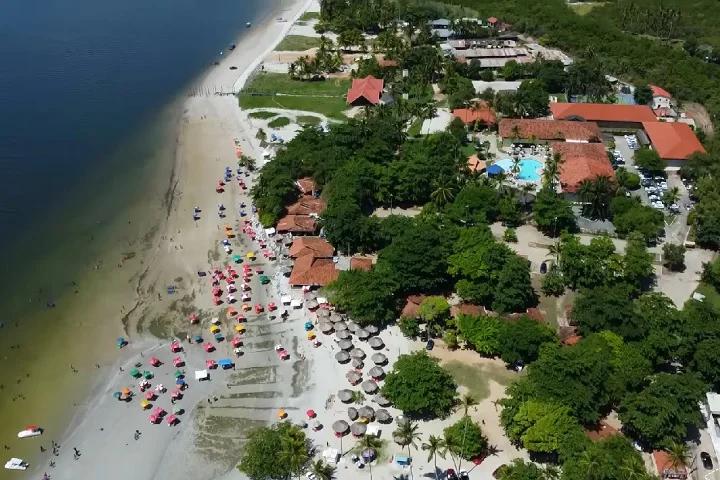 A região enfrenta problemas como o descarte irregular de lixo e a pressão do crescimento urbano desordenado.