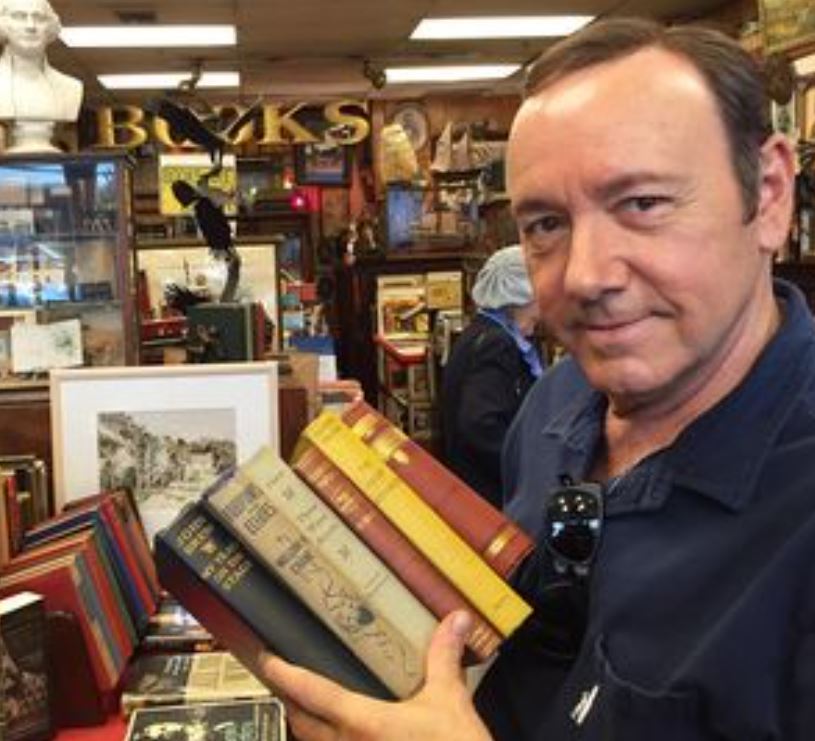 Kevin Spacey nasceu em 26 de julho de 1959, em South Orange, New Jersey, EUA. Ator, produtor e diretor, ele ganhou reconhecimento e fama ao longo de sua carreira no cinema, televisão e teatro.