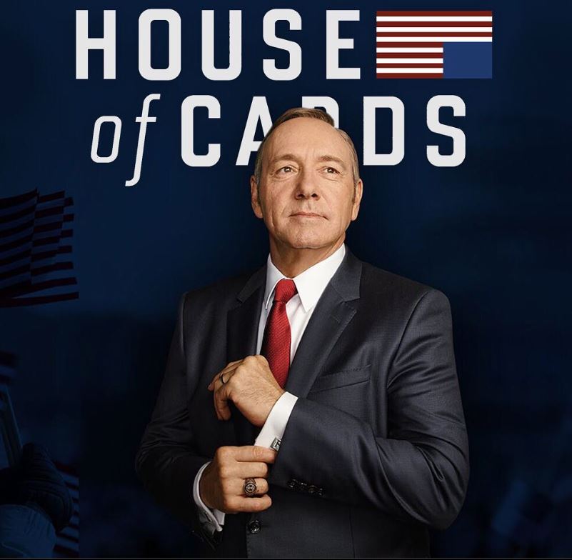 Em um de seus trabalhos mais recentes antes das acusações, o ator fez sucesso interpretando o protagonista da série da Netflix House of Cards (2013-2017), Frank Underwood.Spacey acabou sendo demitido da série e não participou da última temporada depois que as acusações de assédio vieram à tona.