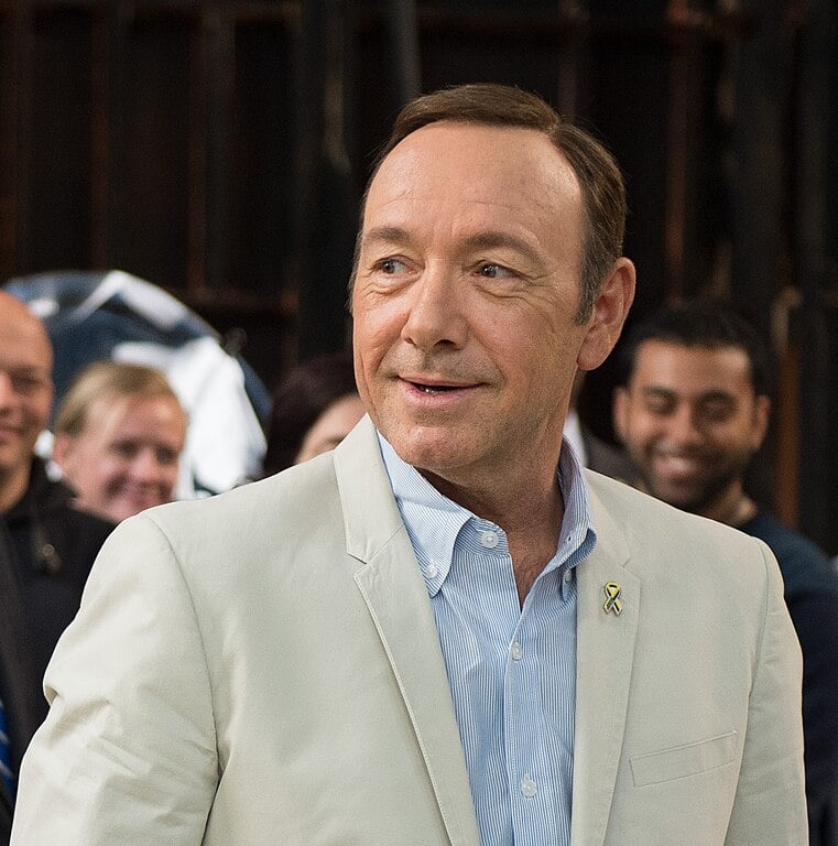 O ator o convidou a visitar seu apartamento em Londres duas semanas depois, onde, segundo o denunciante, teria ocorrido o abuso. O homem afirmou que foi drogado por Spacey e acordou em uma situação de intimidade forçada com o ator.
