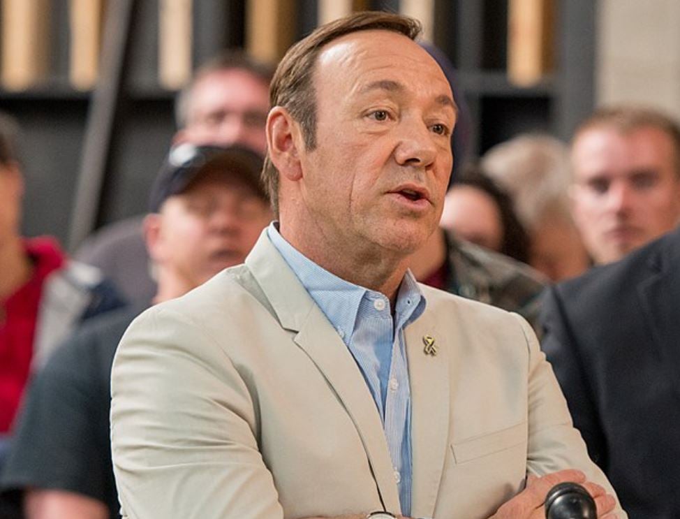 Atores de Hollywood publicaram mensagens a favor de Spacey defendendo que ele retornasse aos filmes para se reerguer já que foi inocentado pelo júri. 