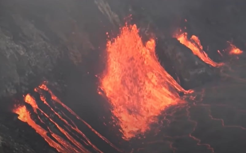 Kilauea, no HavaÃ­ - Ele estÃ¡ localizado no Parque Nacional de VulcÃµes do HavaÃ­ sendo que Ã© avaliado pelos cientistas como o mais ativo do mundo. Curiosamente, ele entrou em erupÃ§Ã£o em 2021. Tem erupÃ§Ãµes frequentes: 2018, 2020, 2021, 2022 e 2023 foram as Ãºltimas. 