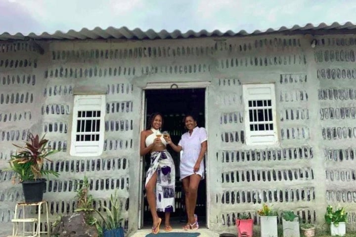 Edna Dantas, 55 anos, e Maria Gabrielly Dantas, de 27, usaram 8 mil garrafas de vidro na construção da casa.
