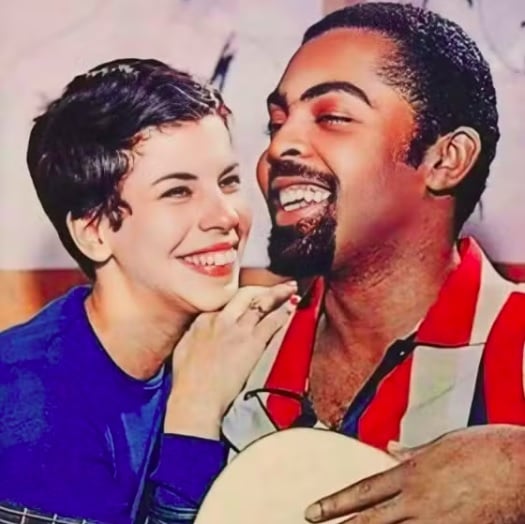 Em 1967, casou-se com Gilberto Gil, mas o romance durou pouco e eles se separaram em 1969 por conta do conturbado período da ditadura militar — na época, Gil foi morar na Inglaterra, exilado. 