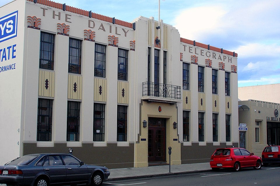 Napier Art Deco Buildings (1930s)
Após um terremoto devastador, Napier foi reconstruída em estilo art déco, tornando-se um dos melhores exemplos desse movimento arquitetônico. Hoje, a cidade é um destino turístico famoso por sua arquitetura única.