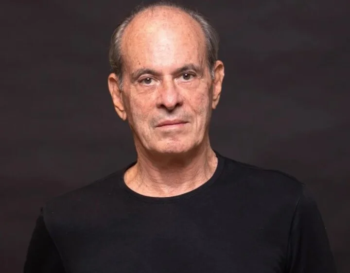 Aos 83 anos, Ney Matogrosso segue em plena atividade. No dia 10/01/2025, ele lançou um novo álbum nas plataformas digitais. “Canções para um novo mundo”, parceria do consagrado artista com a banda Hecto, tem seis faixas inéditas e conta com a participação especial de Ana Cañas, Frejat e do baterista Will Calhoun, da banda de rock americana Living Colour. 
