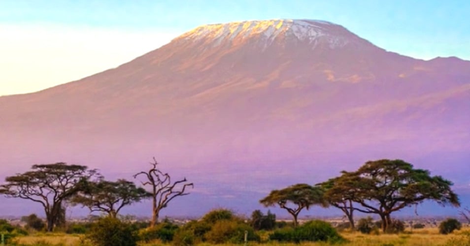 Kilimanjaro, na Tanzânia - É o ponto mais alto da África, com uma altura de 5 895m no Pico Uhuru. A região é considerada um ponto turístico de todo o continente e as florestas ao redor possuem uma fauna extremamente rica. Está adormecido há 360 mil anos, mas ainda é considerado potencialmente ativo. 