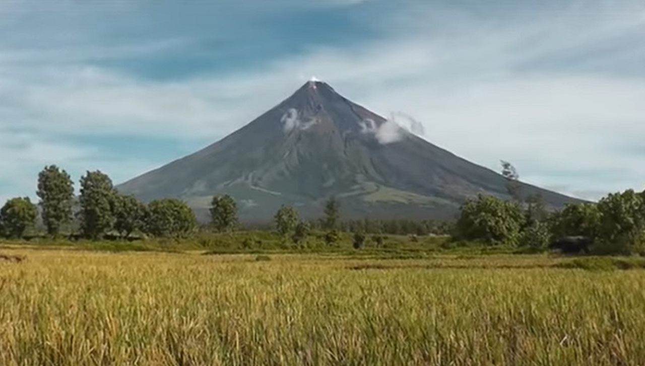 Mayon, nas Filipinas - Situado na província de Albay, nas Filipinas, o vulcão Mayon é o mais ativo do país, tendo entrado em erupção nos últimos quatrocentos anos em ao 50 oportunidades. Ele fica situado entre a Placa Euroasiática e a Placa Filipina. Teve uma erupção em junho de 2023, com emissão de lava que exigiu deslocamento dos moradores. É considerado perigoso na atualidade. 
