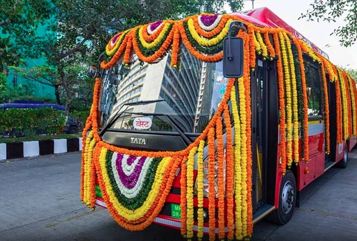 Em alguns países, como a Índia, os ônibus são decorados com cores vibrantes e adornos artísticos, refletindo a cultura local. 