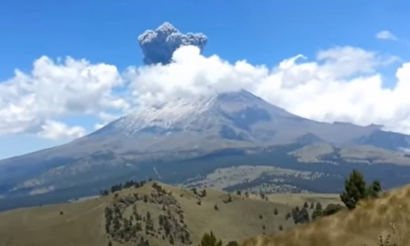 Popocatepetl, no México - Os mexicanos o chamam de El Popo, já que sua pronúncia é difícil até mesmo para os nativos. Ele está localizado a cerca de 70 km a sudeste da Cidade do México e o seu cume atinge 5426 metros de altitude. Está em erupção intermitente desde 1994, com emissões frequentes de cinzas e gases. 25 milhões de pessoas vivem em sua área de influência. 
