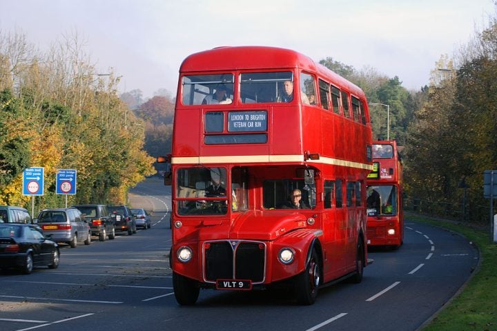 Hoje populares no mundo todo, alguns modelos viraram até atração turística. Um dos mais reconhecidos mundialmente é o Routemaster, de Londres, lançado em 1956. 