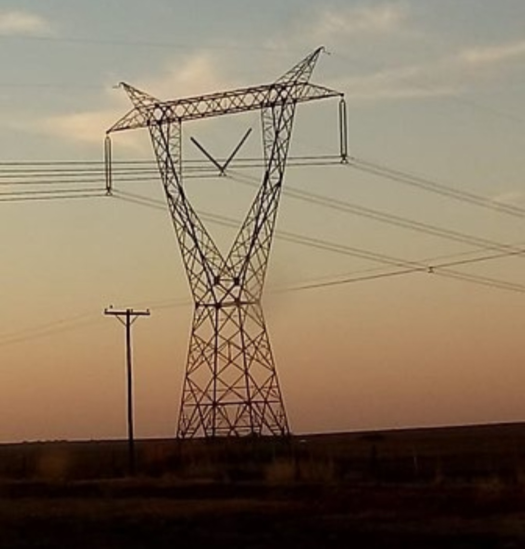 10. Engenheiros Eletricistas – R$ 8.433 - Desenvolvem e mantêm sistemas elétricos, sendo essenciais para setores como energia e telecomunicações.  
