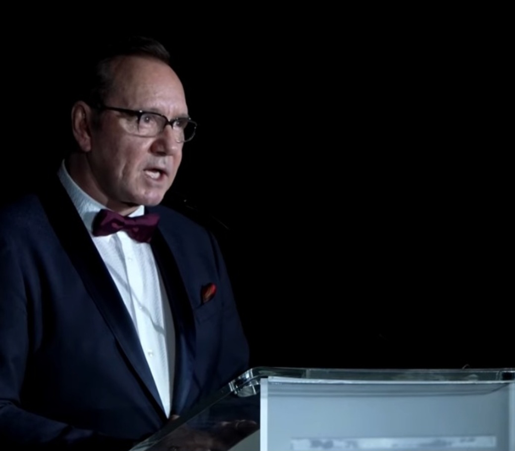 Quem poderia imaginar que homenagear alguém que foi inocentado em todos os tribunais em que ele entrou seria considerado uma ideia corajosa. Spacey chorou e antes de deixar o palco completou: Ainda estou de pé.