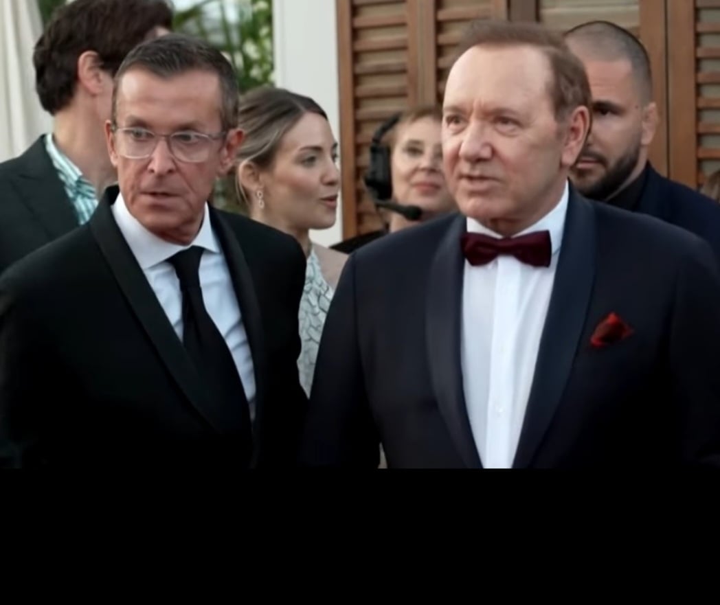 Spacey  (à direita) passou por um momento comovente no Festival de Cannes em 20/5. Ele voltou ao evento após quase uma década. E fez um discurso que demonstrou a mágoa com o que viveu nos últimos anos.