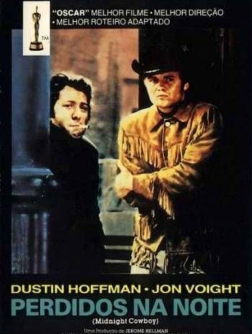 Perdidos na Noite (2004)
Dirigido por Sofia Coppola, estrelado por Bill Murray, Scarlett Johansson e Giovanni Ribisi.
Um ator em crise e uma jovem recém-casada formam uma conexão inesperada em Tóquio, explorando temas de solidão e busca por significado. 