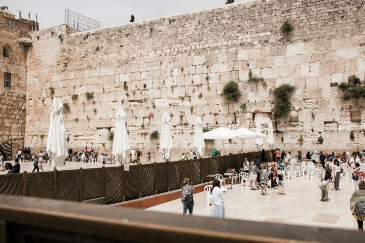 O Muro das Lamentações, remanescente do Segundo Templo destruído pelos romanos em 70 d.C., ainda hoje é um local de oração e peregrinação para judeus de todo o mundo.