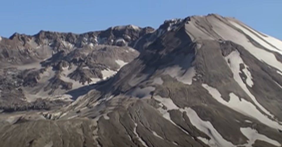 St Helens, nos Estados Unidos - É um vulcão ativo que fica no condado de Skamania, em Washington. e que tem esse nome por conta do diplomata britânico Lord St Helens. Ele era um amigo próximo do explorador George Vancouver. Teve uma erupção que causou 57 mortes em 18/5/1980, sendo a mais letal em vulcões na história dos EUA . Depois, teve atividades menores, em 2004 e 2008. 