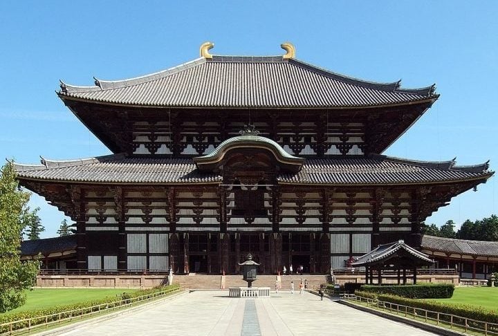 Segundo relatos passados de geração em geração, Ashikaga visitava o templo Todai-ji quando um monge relatou ter avistado um pequeno ser com aparência de dragão, ressecado pelo sol.