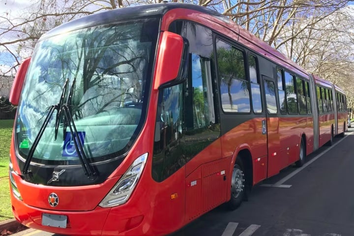 Volvo Gran Artic 300 (Brasil) – Comprimento: 30 metros; Capacidade: 300 passageiros. Usado em sistemas BRT brasileiros, como em Curitiba e Goiânia.