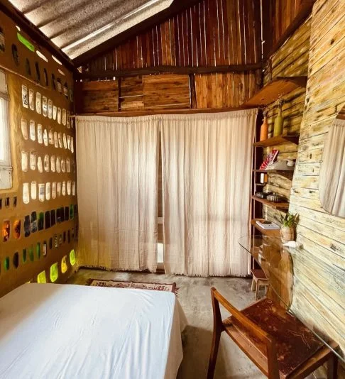 Inspiradas pela avó Severina, que ensinou a reutilizar materiais, mãe e filha já recuperaram mais de 13 mil garrafas, usadas na construção da casa e em eco-lixeiras comunitárias.