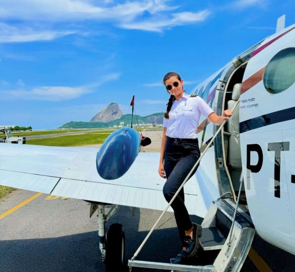 Nayane Beatriz Porto Barros, uma pilota de apenas 23 anos, foi a responsável pelo pouso seguro da aeronave, que teve uma falha no trem de pouso.