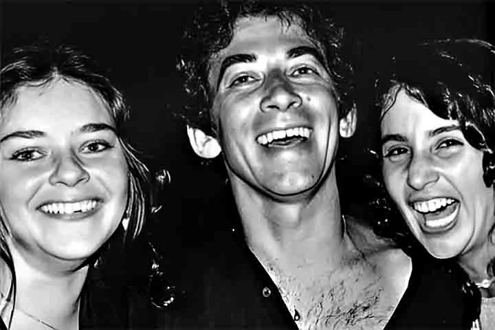 No texto, o produtor disse que, após “telefonemas e investigações”, descobriu que Angela Ro Ro estava sozinha em seu apartamento em Copacabana. “Quem conseguiu entrar em sua casa, usando as mais diversas estratégias a encontraram debilitada, sem condições de ir sozinha ao banheiro”, afirmou. 
