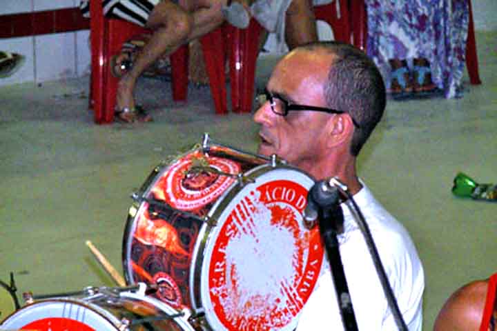 O atual mestre de bateria passou mal e pediu ajuda a Ciça, que pegou o apito e tomou conta dos ritmistas em uma semifinal de samba-enredo. Ele, então, encantou a direção da escola e a partir dessa época não parou mais e segue em atividade.