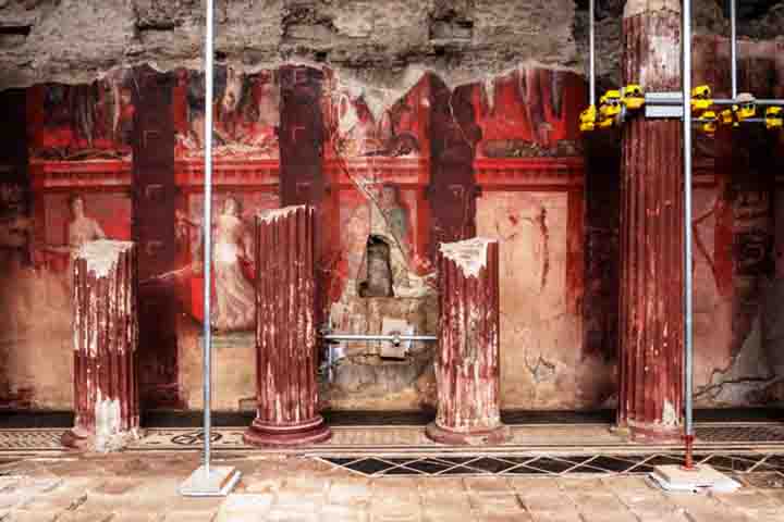 O afresco ocupa três paredes do salão de banquetes, além de estender-se por uma quarta aberta para um jardim, em técnica conhecida como “megalografia” - representação pictórica de grandes eventos.
