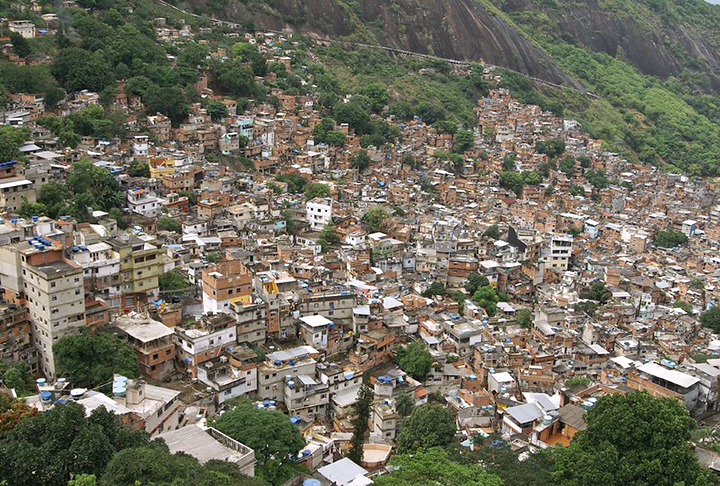 Mais de 16 milhões de pessoas residem nessas áreas, número que representa 8,1 % da população brasileira. Os estados de São Paulo, Rio de Janeiro e Pernambuco concentram 46,1% das comunidades. Veja a seguir as maiores favelas e comunidades do país por número de moradores.

