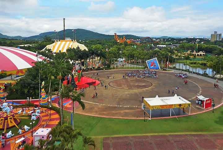 Em sua estrutura, o parque tem 14 milhões de metros quadrados, sendo 23% de área construída. Nela, há diversas atrações, que vão desde brinquedos radicais até espetáculos e cinema 3D. Entre os brinquedos mais famosos, estão  Rebuliço, Big Tower, Fire Whip e Star Mountain.