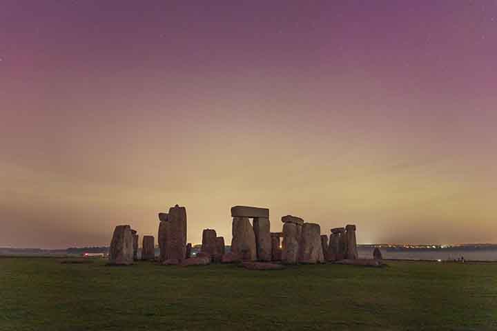 Isso porque, algumas das pedras de Stonehenge parecem estar alinhadas de forma a marcar os pontos extremos do nascer e do pôr da Lua durante as estagnações lunares. 