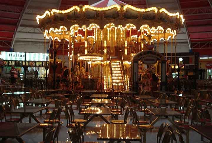 Este fabuloso brinquedo, o Carrossel Veneziano, foi importado da Itália. Localizado na Vila Germânica, esta é uma verdadeira obra de arte, com mais de 1.800 lâmpadas iluminando sorrisos de crianças e adultos de todas as idades.