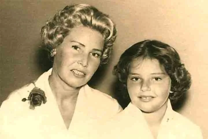 Cantora, compositora e pianista, Angela Maria Diniz Gonsalves nasceu no Rio de Janeiro em 05/12/1949. Ela ganhou o apelido de Angela Ro Ro ainda na adolescência, graças a sua voz grave e rouca. 
