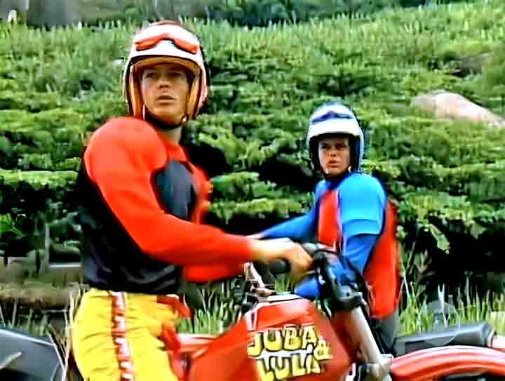 As atividades que os protagonistas se dedicavam eram mergulho, pilotagem, competições esportivas e até mesmo o trabalho como dublês de filmes.