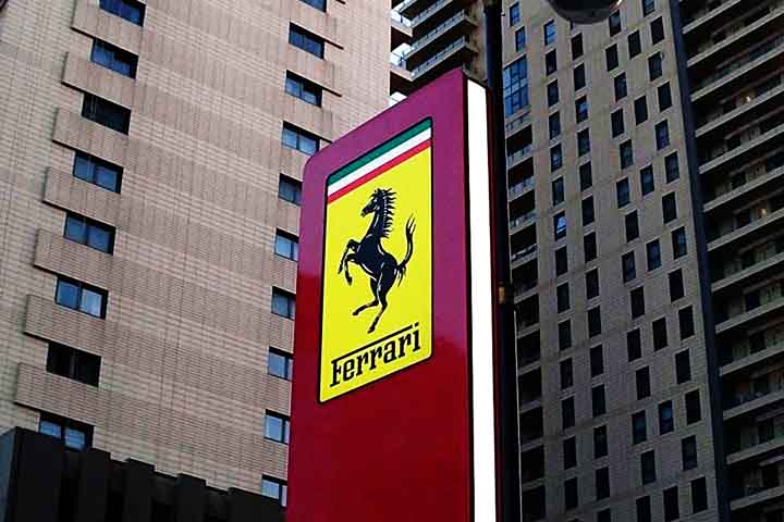 Segundo a Ferrari, a empresa tem feito esforços no Brasil para identificar e combater a fabricação de réplicas e o uso indevido de sua marca.