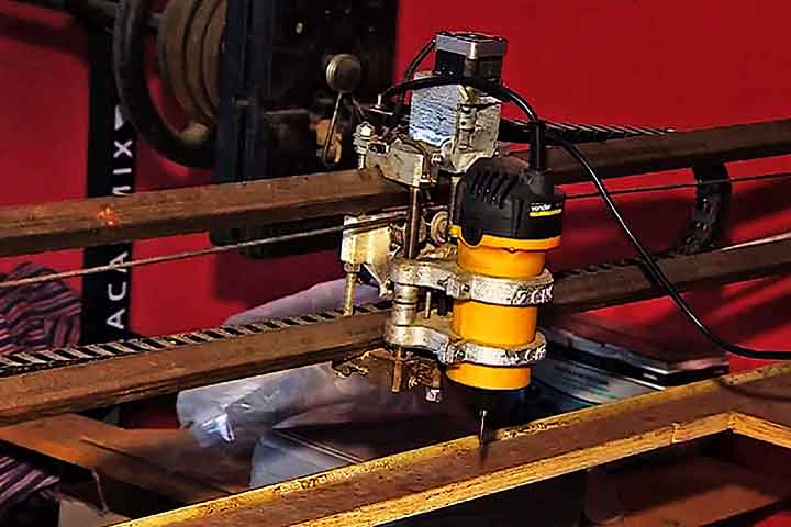 Embora seja dentista, ele se considera um entusiasta de ciência e tecnologia e utilizou máquinas que ele mesmo desenvolveu, aperfeiçoando o processo de construção por meio de tentativa e erro.