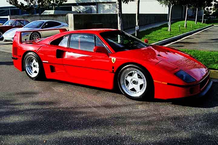Lançada em 1987, a Ferrari F40 foi o último modelo supervisionado por Enzo Ferrari, fundador da marca. 
