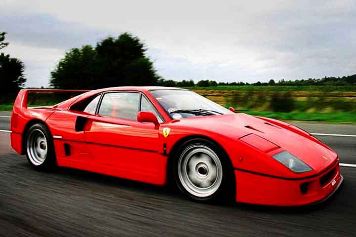 Com velocidade máxima de 300 km/h, o carro é uma raridade, com pouco mais de mil unidades no mundo, e seu preço chega a ultrapassar R$ 4 milhões.