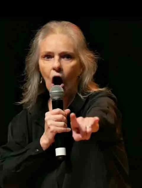 O disco “Angela Ro Ro” aparece na lista dos 100 melhores da música brasileira no século 20, segundo eleição promovida pela revista “Rolling Stone Brasil”. Ele é considerado um dos melhores álbuns de estreia de um artista nacional. 
