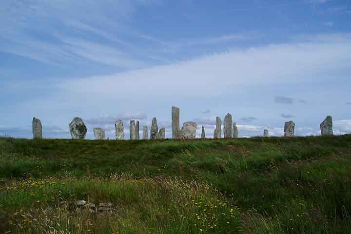 Outros monumentos megalíticos, como as Pedras de Pé de Calanais, na Escócia, também apresentam evidências de uma possível ligação com a estagnação lunar.
