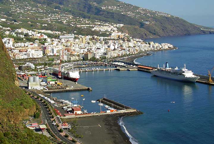 La Palma é mais uma ilha incrível, com litoral rochoso e escarpado, cujo relevo foi influenciado pelas lavas vulcânicas que chegaram à linha do mar. 