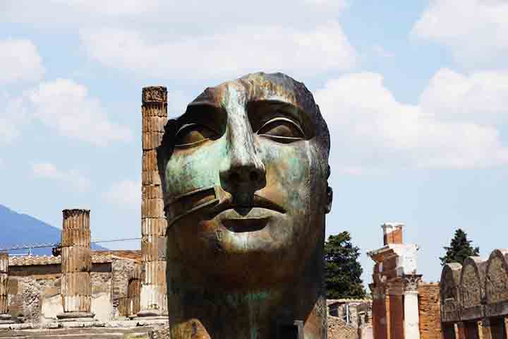 Pompeia ocupa uma área total de cerca de 22 hectares - sendo um terço ainda escondido sob as cinzas. 
