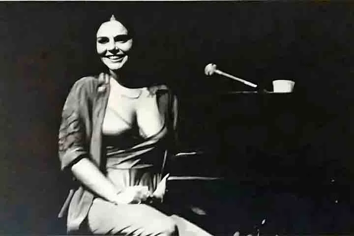 Na década de 1970, quando o Brasil vivia sob a ditadura militar, ela foi para a Europa, onde chegou a trabalhar como garçonete e faxineira para se sustentar. 
