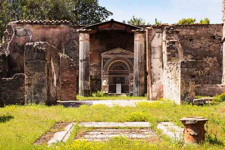 Somente em 2023, a quantidade de turistas em Pompeia foi de quase 4 milhões. A preocupação com o impacto do turismo de massa levou os administradores a testarem as restrições. A restrição permitirá ampliar a área de visitação.

