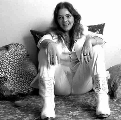 Em Londres, ela participou do icônico álbum “Transa” de Caetano Veloso, que estava no exílio. Angela Ro Ro toca gaita na faixa “Nostalgia (That’s what rock’n roll is all about”), a última do disco. 
