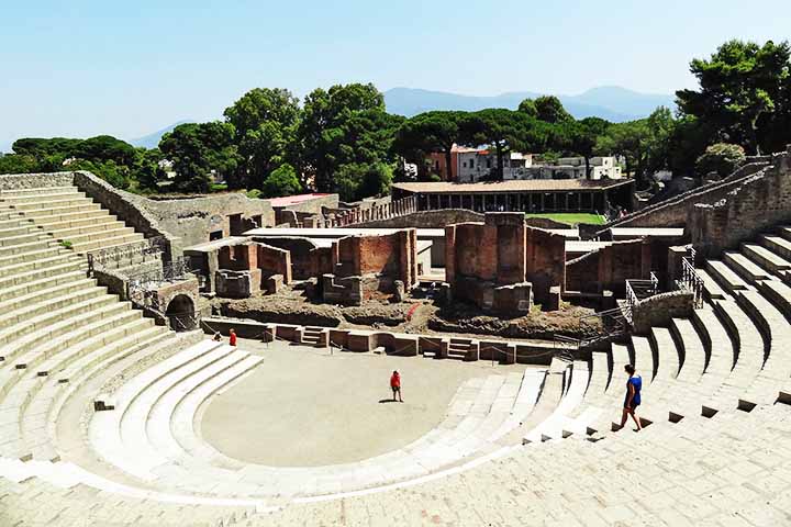 A descoberta dos restos arqueológicos aconteceu no século 18 e, desde então, diversas escavações foram feitas na região a fim de aprofundar o conhecimento sobre a antiga cidade.
